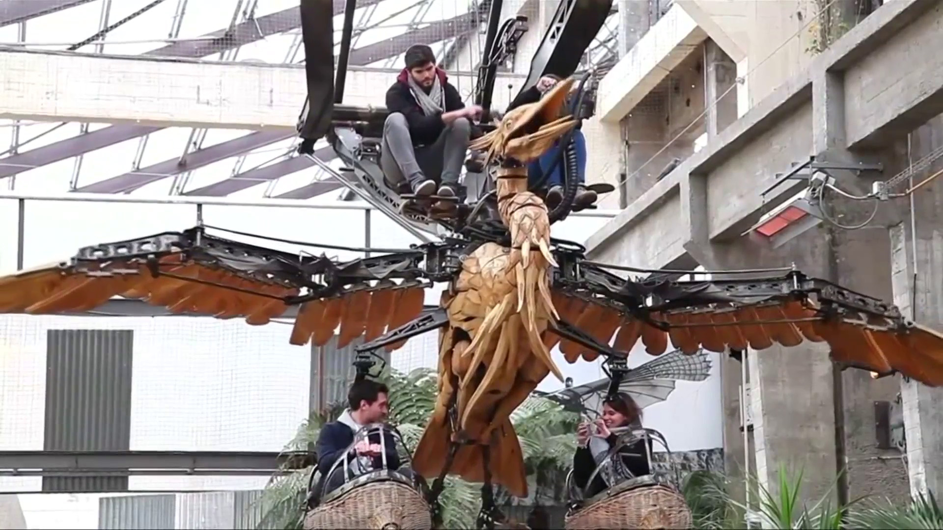 Menungungi 'bonbin robot', naik burung mesin raksasa