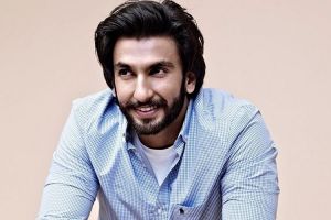 Gaya busana unik Ranveer Singh, seleb India yang macho abis