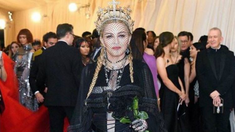 Madonna Tampil Memukau di Met Gala 2018 Dengan Headpiece Rancangan Rinaldy Yunardi!