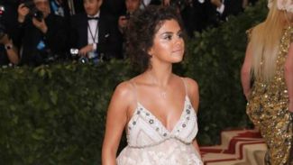 Hadiri Met Gala 2018, Penampilan Selena Gomez Dikritik Netizen