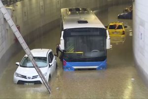 Hujan es dan banjir lumpuhkan ibu kota, mobil-mobil terseret arus