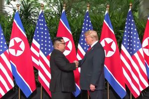 Sejarah baru, Kim Jong-Un dan Trump akhirnya bersalaman