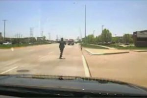 Aksi polisi selamatkan anak yang tiba-tiba berlarian di jalan raya