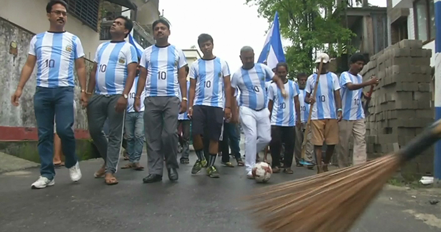 Para suporter Tim Argentina bersih-bersih di jalanan, salut!