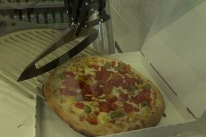 Robot canggih ini mahir bikin pizza, gimana rasanya ya?