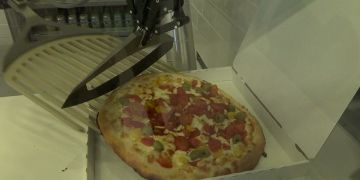 Robot canggih ini mahir bikin pizza, gimana rasanya ya?