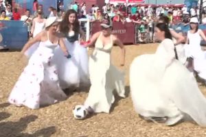 Wanita-wanita bergaun pengantin ini bermain sepak bola, seru nih