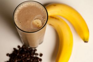 Mau yang seger, yuk bikin smoothie cokelat pisang sendiri