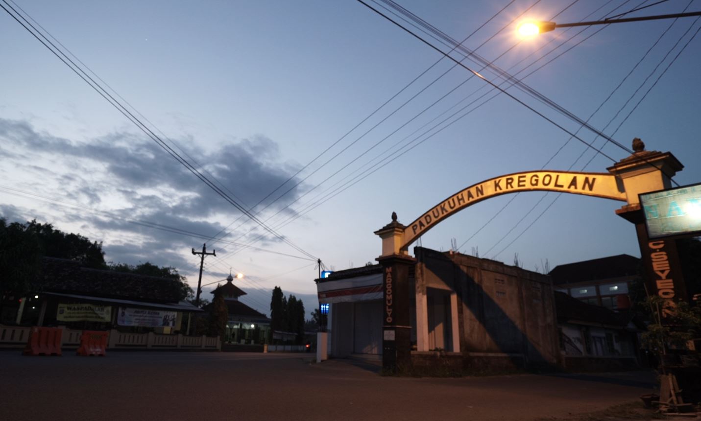 Warga kampung di Jogja ini tak berani memasang regol bagi rumahnya
