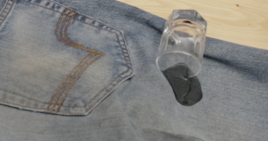 Tips simpel hilangkan noda minyak pada jeans kesayangan