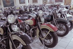 Museum pribadi ini koleksi ratusan motor dan mobil kuno