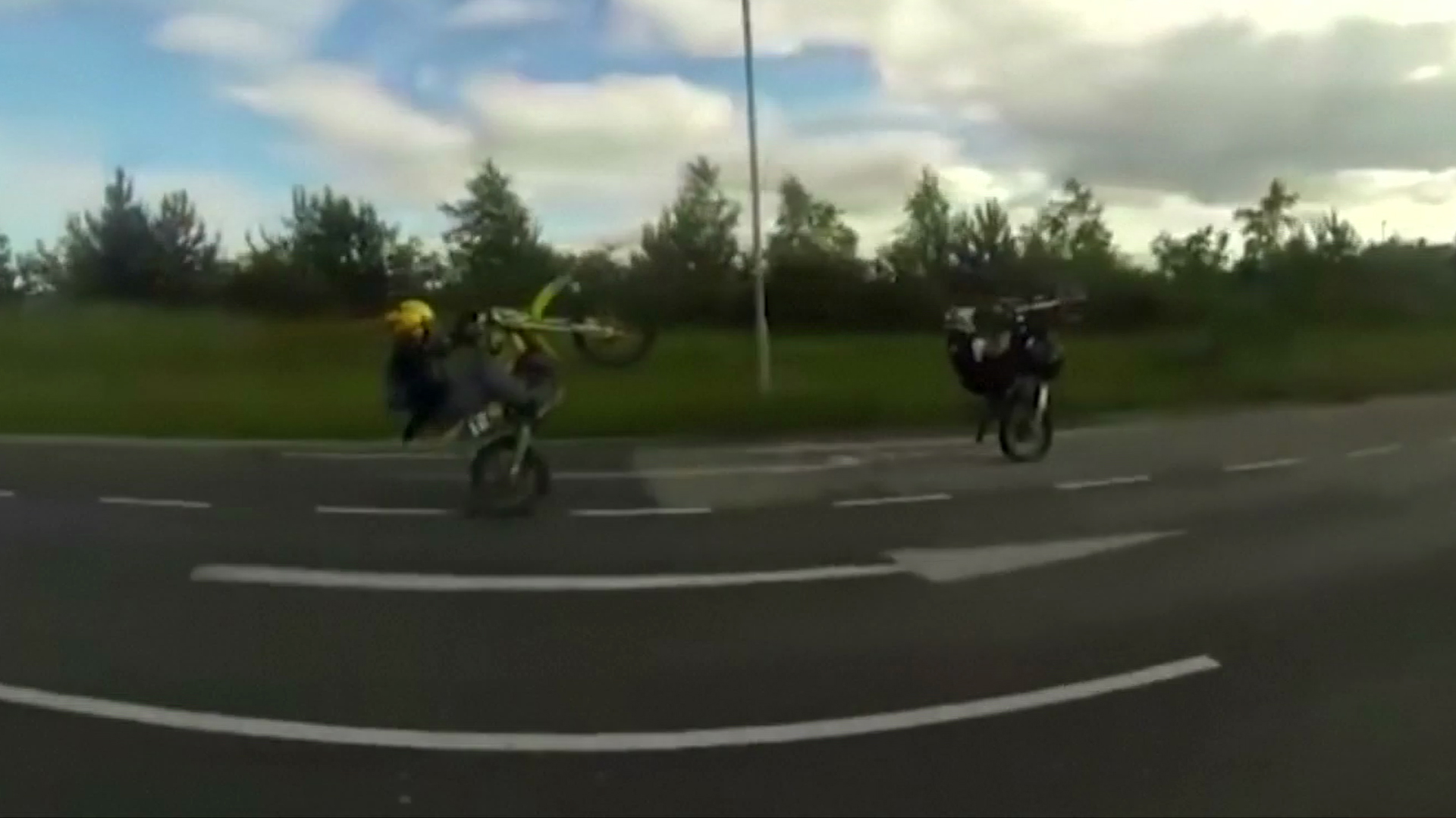 Beratraksi dengan motor di jalan raya, pemuda ini dipenjara 21 bulan