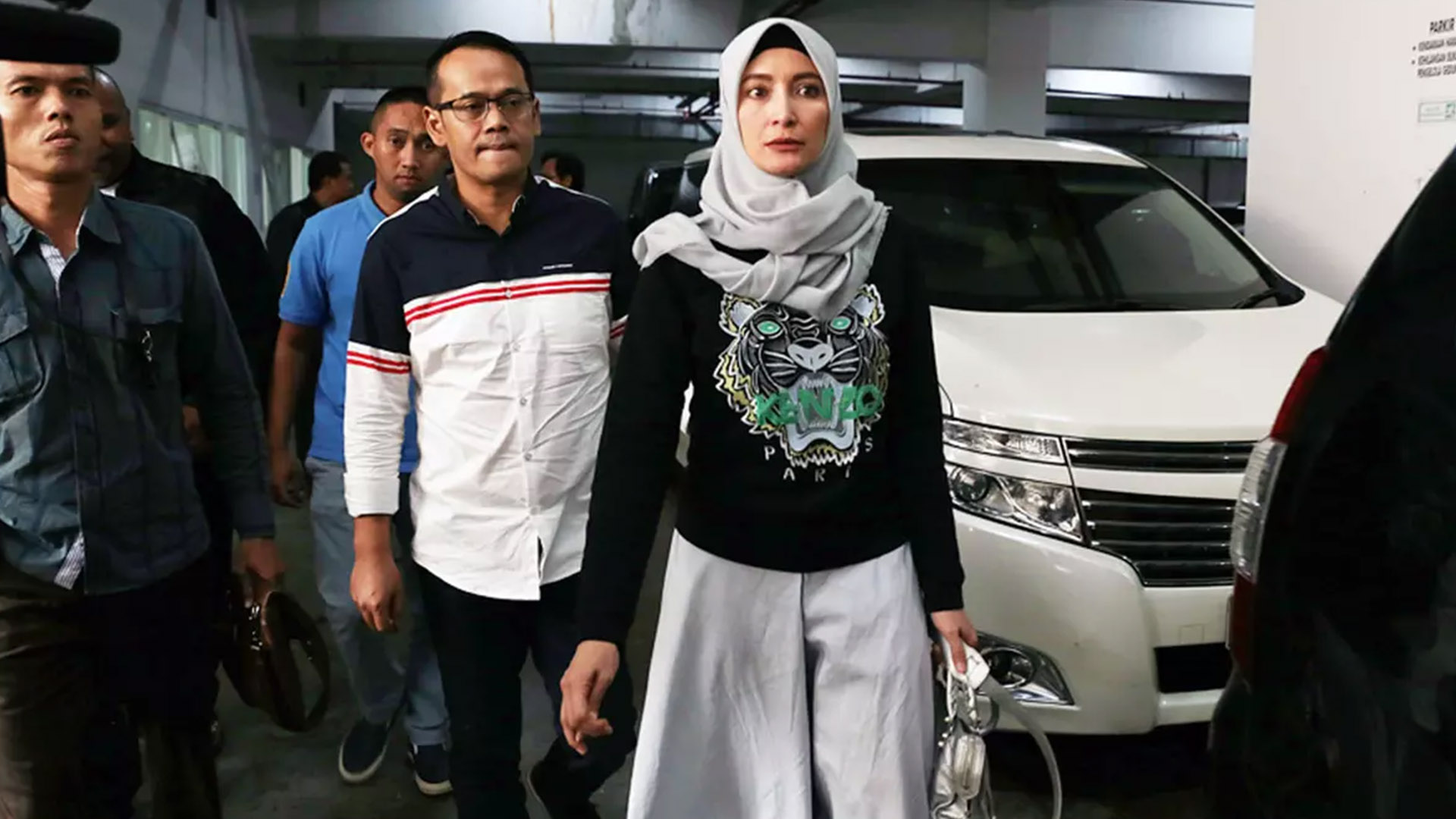 Kisah cinta tak berbatas Inneke Koesherawati pada suami