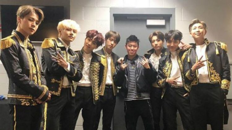 Bikin iri! Rich Brian foto bareng personel BTS usai nonton konser