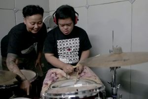 Kisah Silvie ajari anak down syndrome jago main drum, inspiratif