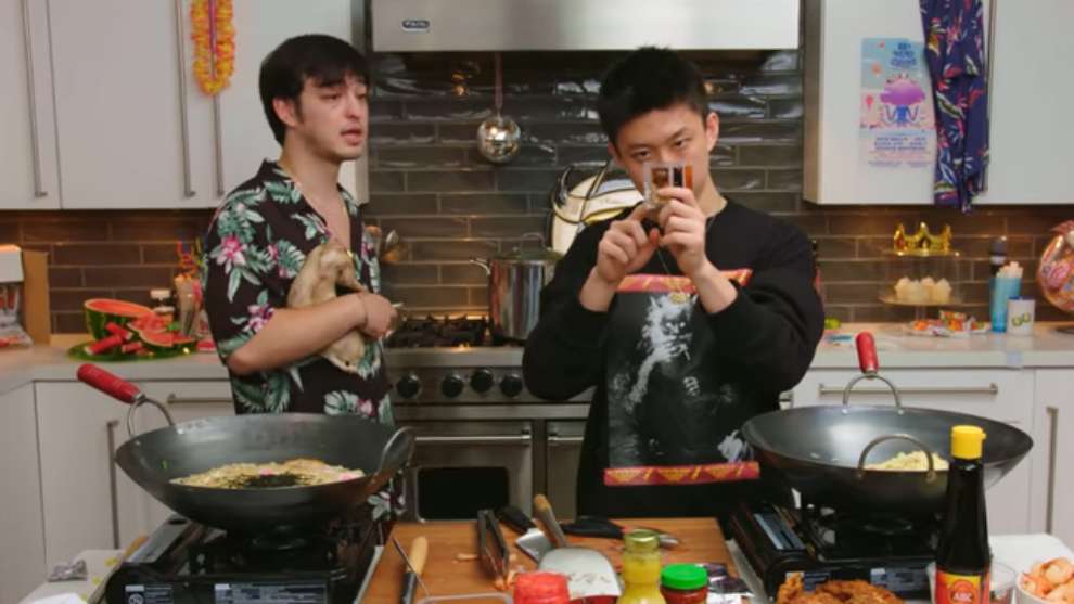 Rich Brian dan Joji tanding masak mi instan, mana yang lebih enak?