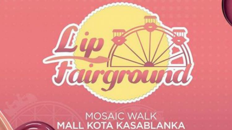 Seru-seruan sambil belanja makeup di 'Revlon Lip Fairground'
