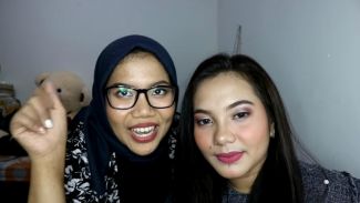 Belajar makeup bareng Azhari Irsalna sambil 'Doing My Friend Makeup'