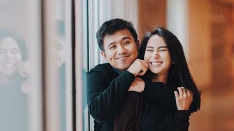 Bikin baper! Intip potret kemesraan Joshua Suherman dan Clairine Clay