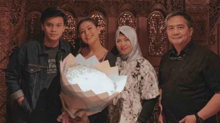 Ulang tahun, Awkarin perkenalkan pacar baru ke orang tua!