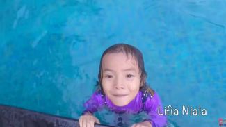 Ajari si kecil supaya nggak takut air dengan mengajak berenang!