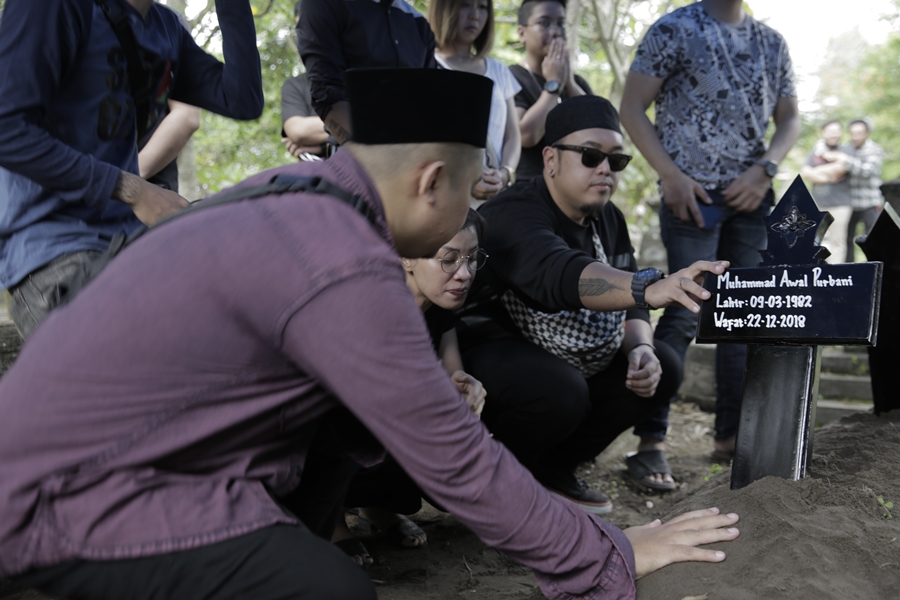 Suasana pemakaman Bani, basis Seventeen dipenuhi tangisan