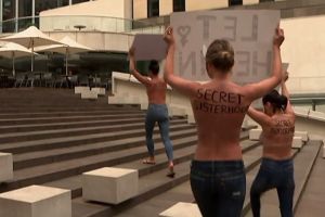 Sekelompok wanita lakukan protes bertelanjang dada