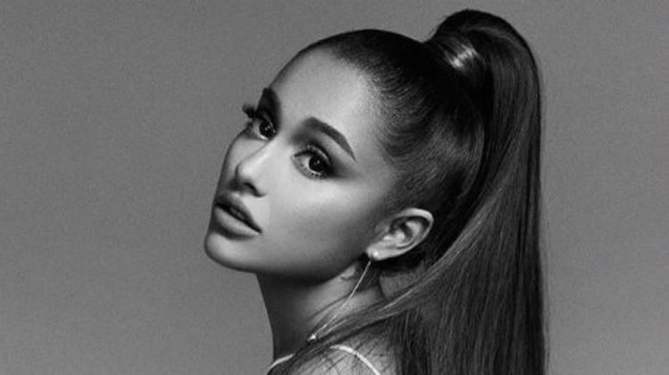 Pamer tatto baru, Ariana Grande dikomentari netizen karena typo!