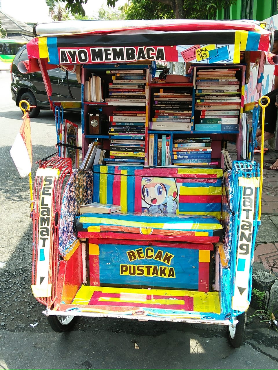 Becak Pustaka Mbah Sutopo, koleksi ratusan buku untuk penumpang