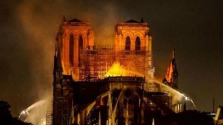 Kebakaran menghanguskan sebagian gedung Gereja Notre-Dame 