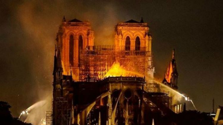 Kebakaran menghanguskan sebagian gedung Gereja Notre-Dame