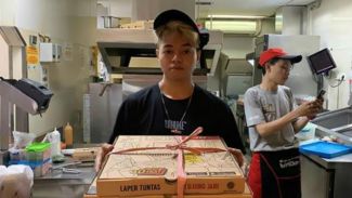 Beri kejutan, Reza Oktovian jadi pengantar Pizza untuk followersnya!