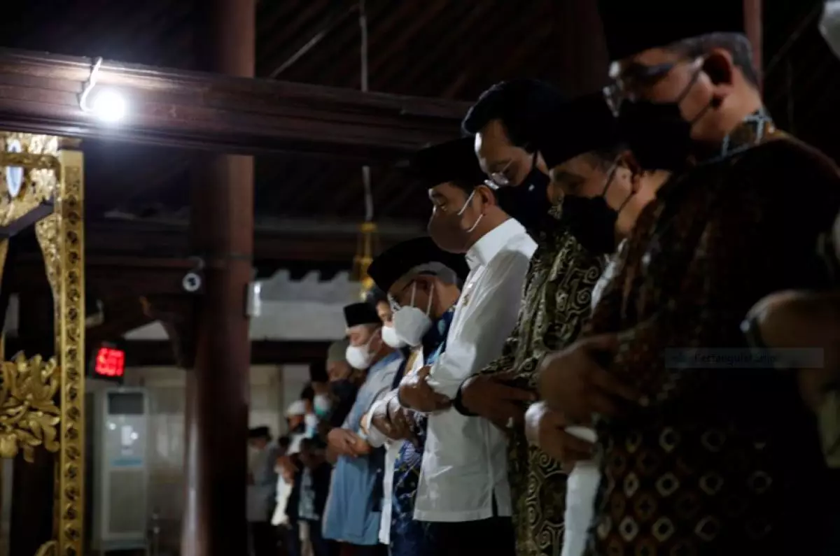 5 Potret Jokowi menyalatkan jenazah Buya Syafii Maarif di Yogyakarta