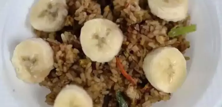 15 Potret orang makan nasi goreng nyeleneh, bikin nggak habis pikir