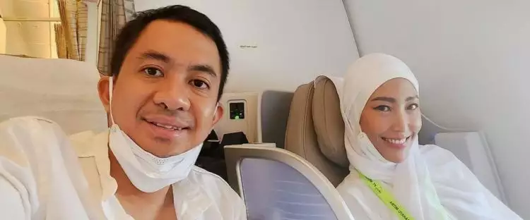 11 Momen Ayu Dewi & Regi Datau umrah, sikap hangat sang suami disorot