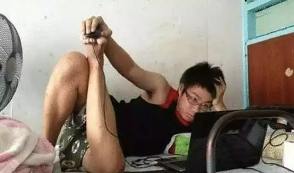 13 Potret random orang mager tapi harus beraktivitas, nyeleneh abis