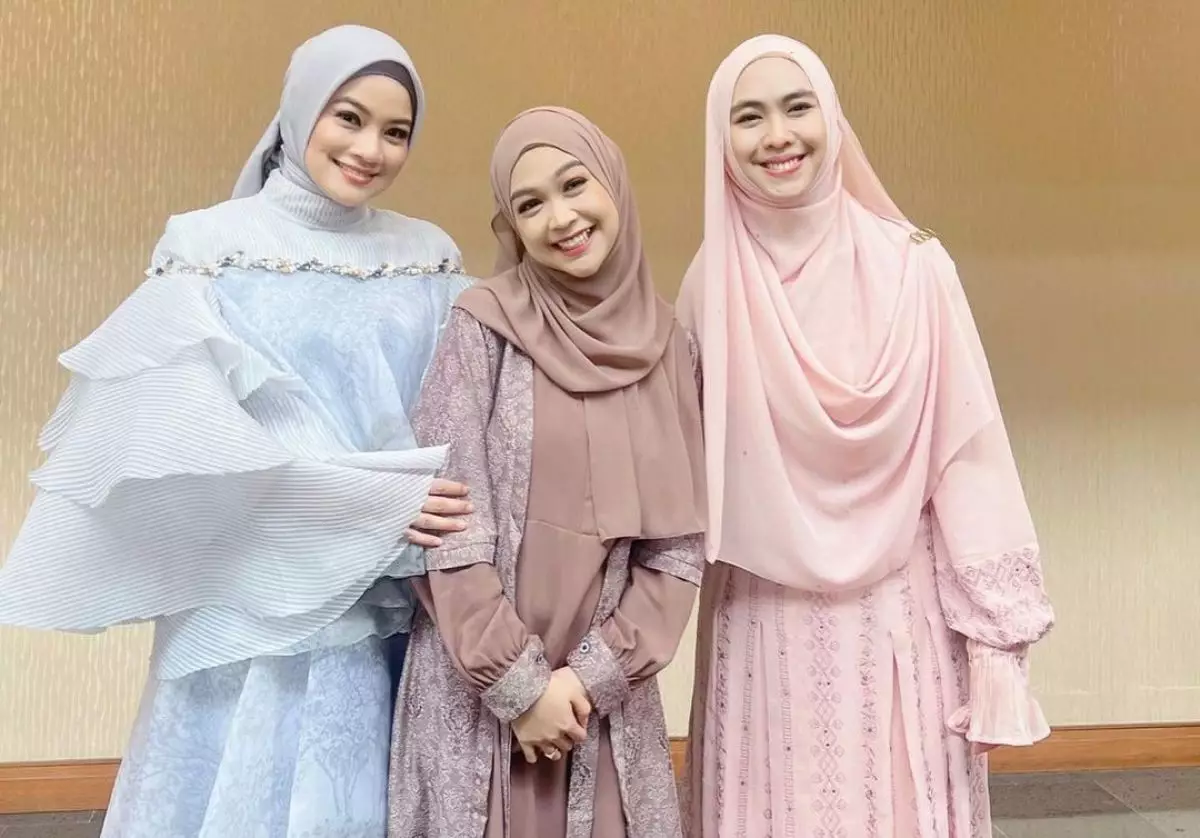 Gaya 5 seleb di Islamic Mega Event '22, Melly Goeslaw tampak awet muda