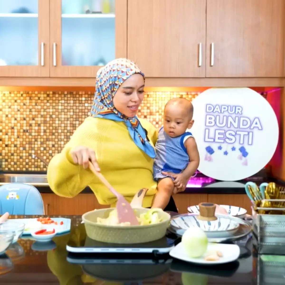 Momen 5 seleb masak sambil gendong anak, buah hati anteng banget
