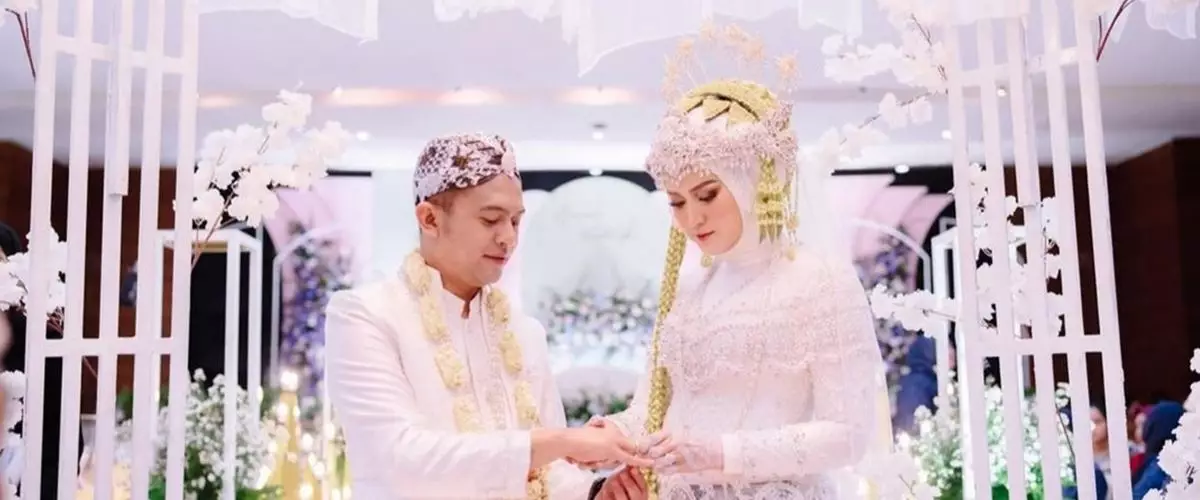 11 Momen pernikahan Kiki The Potters dan Irma, terpaut usia 13 tahun