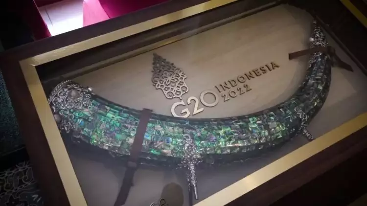 Potret 9 suvenir KTT G20 ini melokal banget, keris perak lapis emas