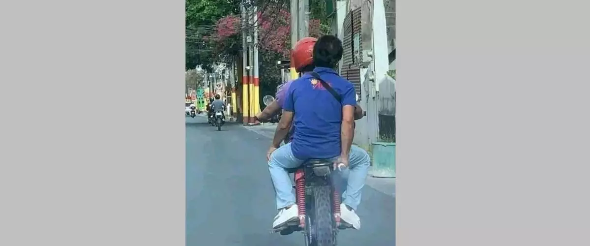 Mau ketawa tapi kasihan, 11 momen lucu orang nggak sadar lagi kena sial ini ada-ada aja aksinya