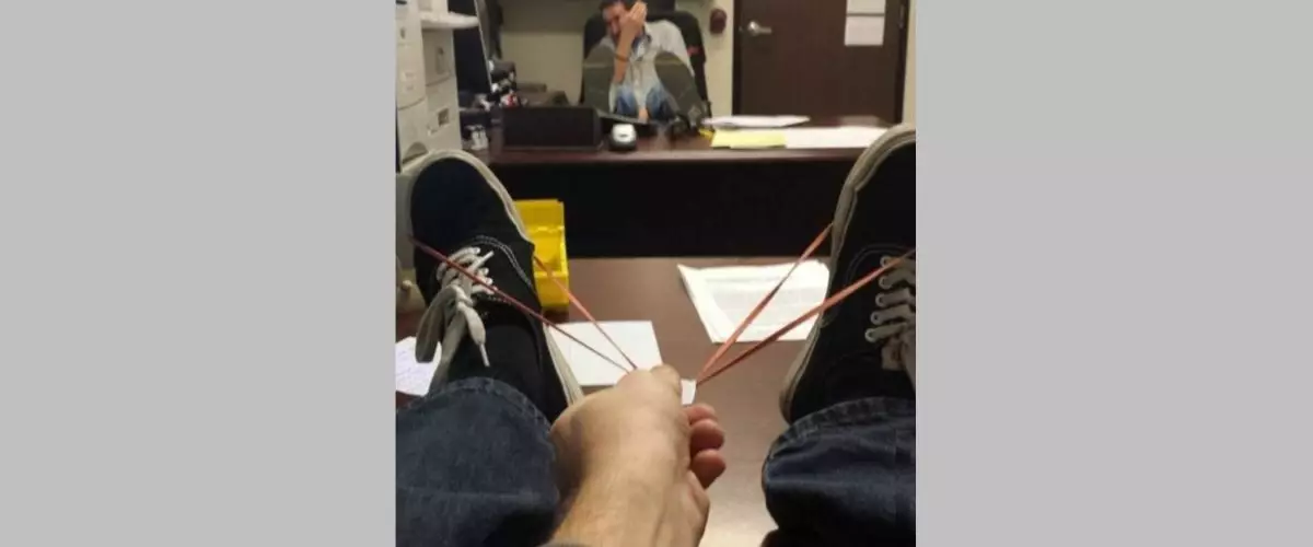 11 Kelakuan nyeleneh orang atasi kebosanan kerja ini caranya kelewat kreatif, ada-ada saja