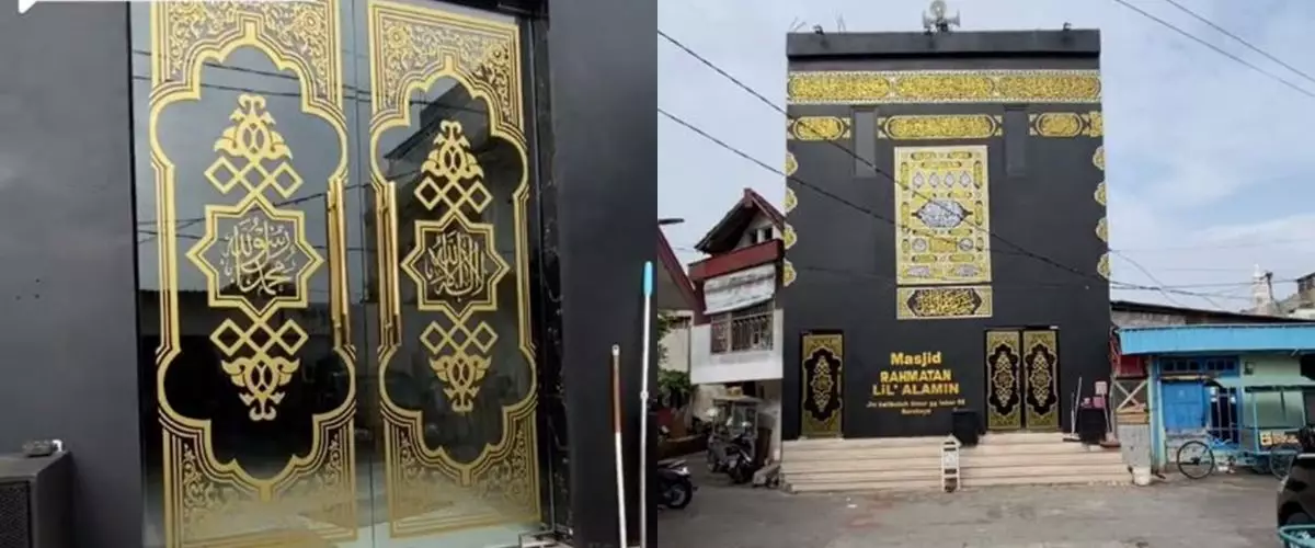 Viral masjid tengah gang kampung berbentuk kabah, penampakan dalamnya bernuansa emas