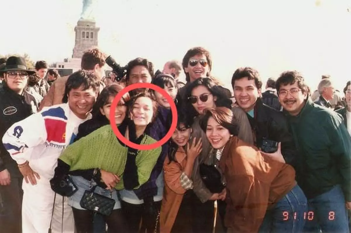 Gadis yang dirangkul Nike Ardilla dulu anggota girlband kini hijrah, intip 11 potret transformasinya