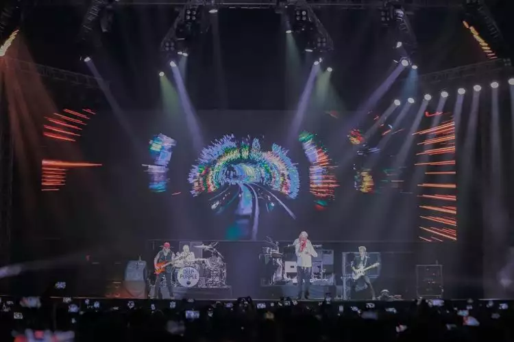 Terlena dalam hentakan heavy metal Deep Purple World Tour di Solo