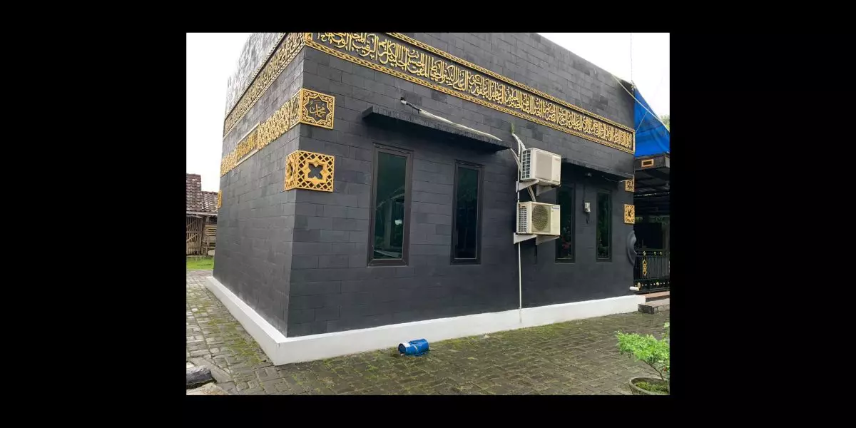 Berasa di Mekah, masjid di Magelang ini bentuknya menyerupai Kabah lengkap dengan ‘Hajar Aswad’