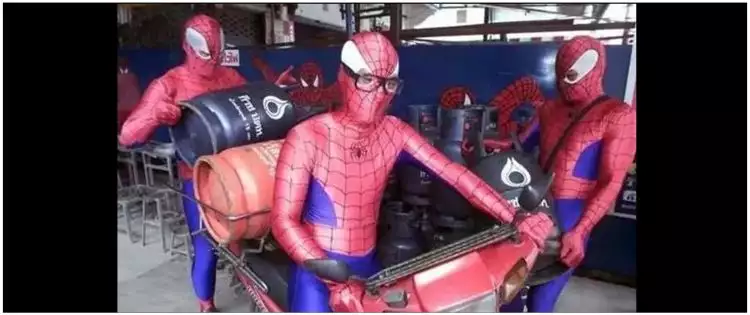 12 Potret kocak Spider-Man andai tinggal di Indonesia, tingkahnya kayak warga lokal banget