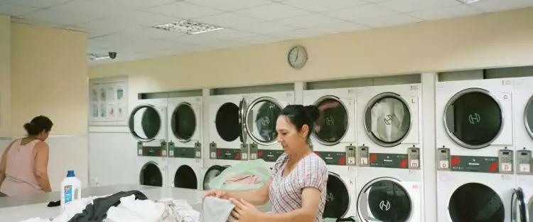 Penampakan celana kulit habis dicuci di laundry ini mengenaskan banget, kayak habis kena ledakan bom