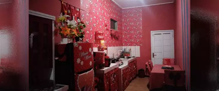 Potret dapur sederhana serba merah ini tampak nyaman dan bikin betah, bukti keren tak harus mewah