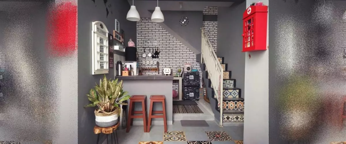 Mewah tanpa kitchen set, 11 potret dapur mini bar kolong tangga ini perpaduan warnanya elegan pol